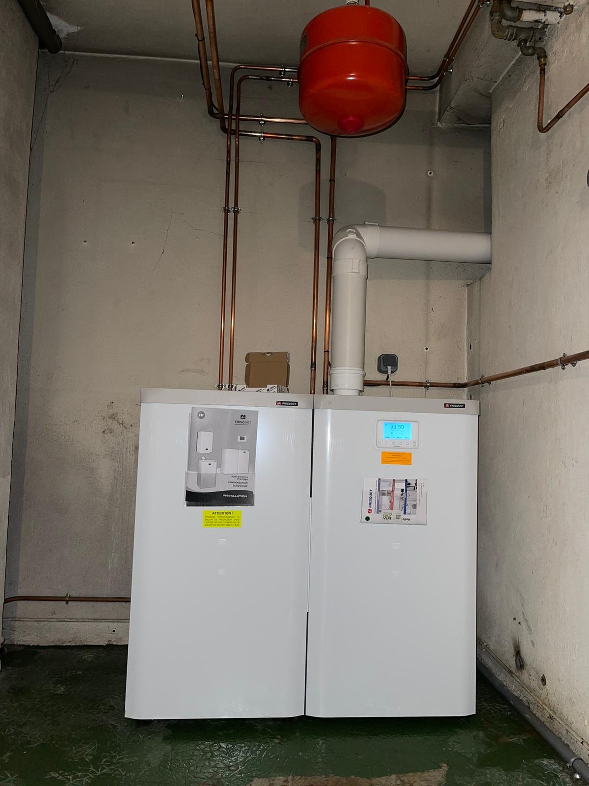 Chaudière à condensation Frisquet installée en chaufferie, avec vase d'expansion et tuyauterie cuivre