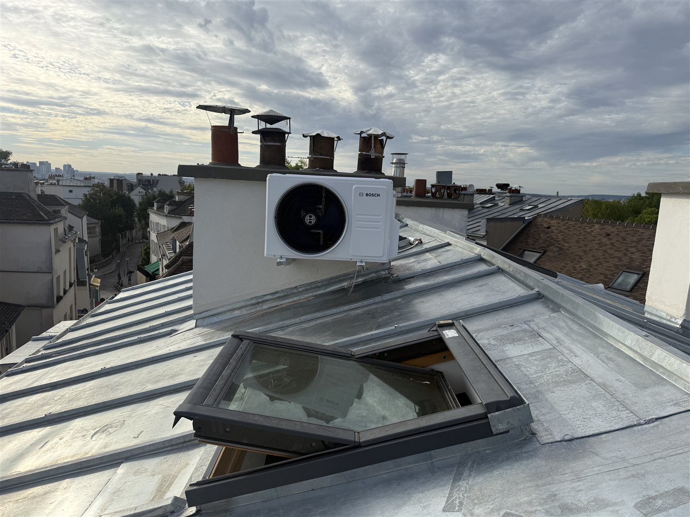 Groupe extérieur Bosch installé sur un toit parisien